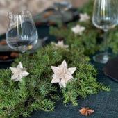 Lovi Stars 5cm/7cm, natural wood on Christmas table setting