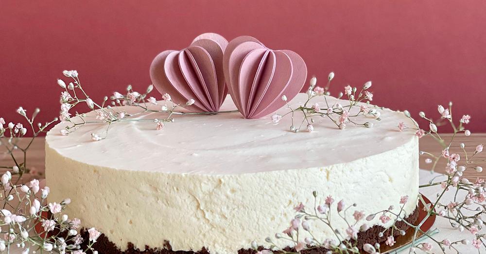 Lovi Hearts as wooden cake toppers of the Valentines Day cake, light pink