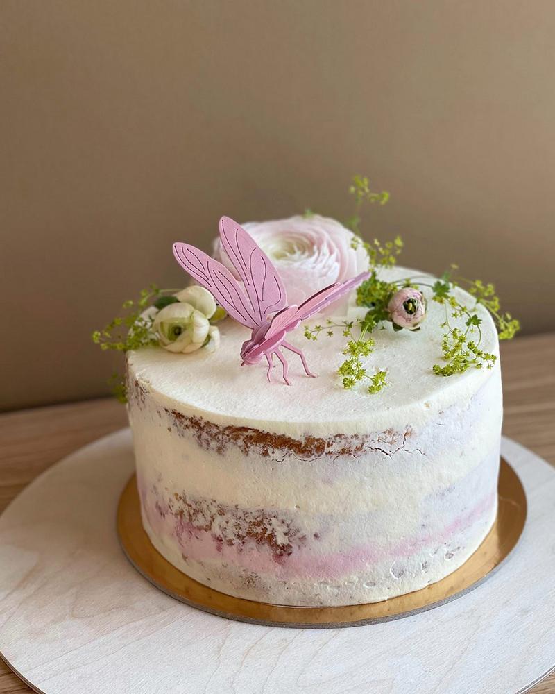 Lovi Dragonfly and flowers on the Mother's Day cake.
