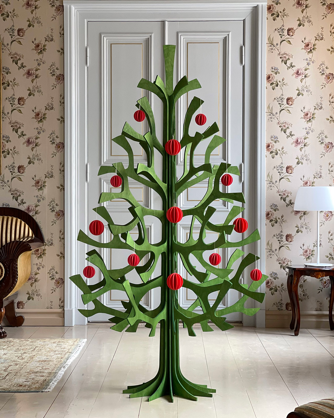 Lovi Spruce 180cm forest green with bright red Lovi Baubles, wooden Christmas tree