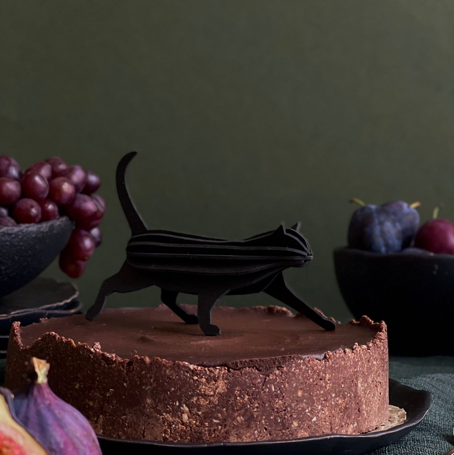 Puinen Lovi-kissa kakun päällä.