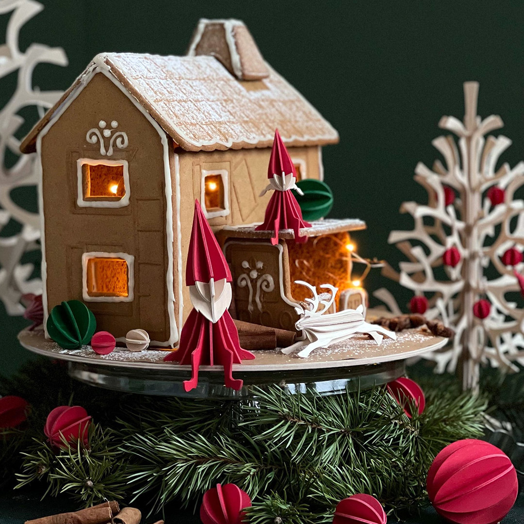 Gingerbread house decorated with wooden Lovi figures.