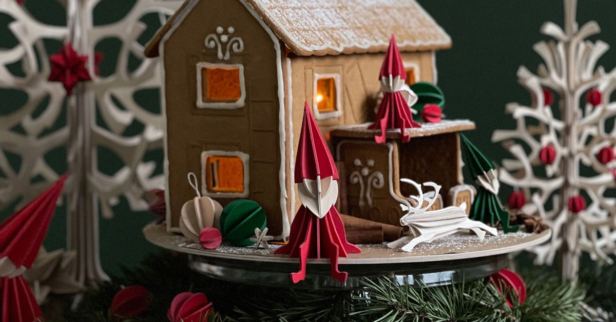 Wooden Lovi Elves, Reindeer and Baubles with the gingerbread house