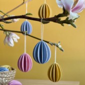 Wooden Lovi Eggs 4.5cm, hanging on the branch