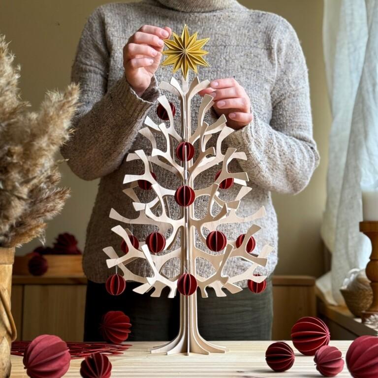 Lovi Christmas Tree Set 55cm. Wooden Christmas tree in natural wood, wooden tree top star in honey yellow and 12 wooden baubles in rustic red.