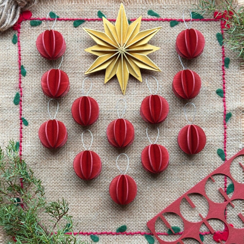Lovi Christmas Decoration Set 10cm/3.3cm, wooden tree top star in honey yellow and baubles in rustic red.